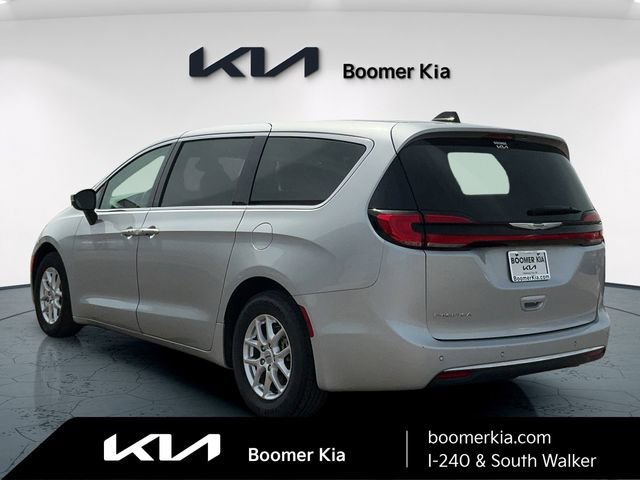Used 2023 Chrysler Pacifica Touring-L image 7