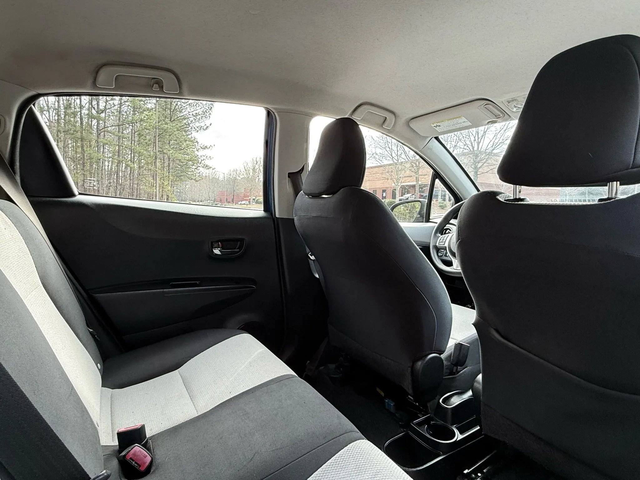 Used 2013 Toyota Yaris LE image 21