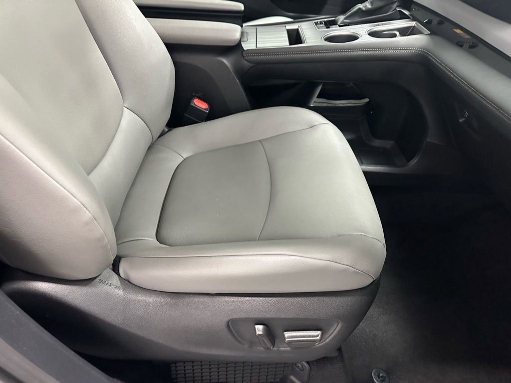 Used 2025 Toyota Sienna XLE image 64
