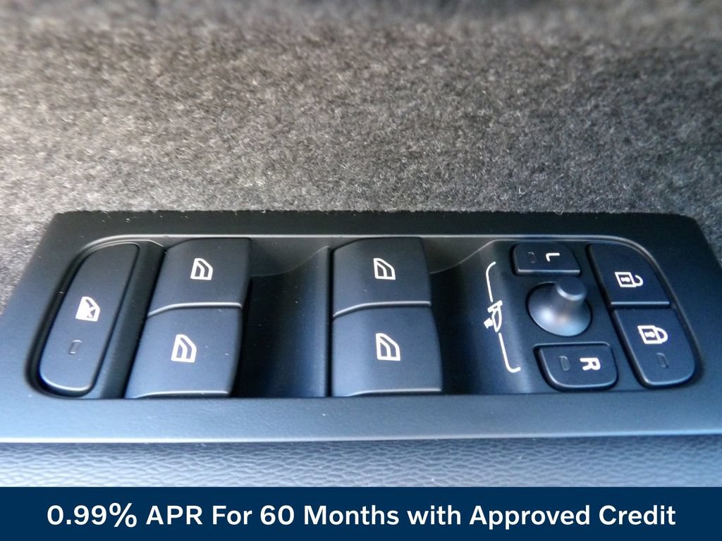 New 2026 Volvo XC40 B4 Core w/ Climate Package FWD image 11