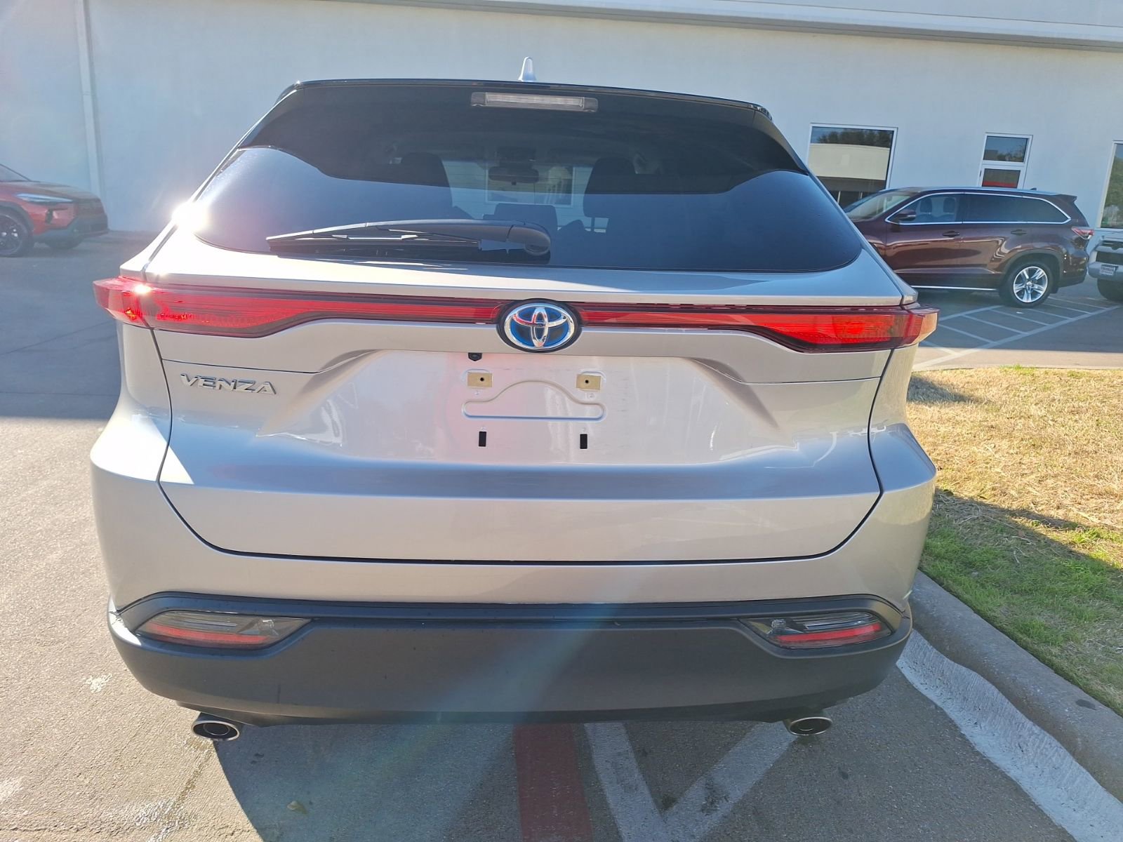 Used 2023 Toyota Venza LE image 5