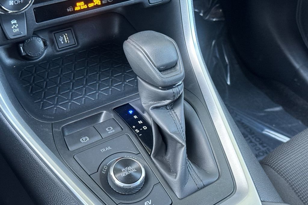 Certified 2025 Toyota RAV4 LE image 21
