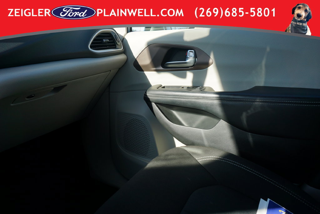 Used 2023 Chrysler Voyager LX FWD image 33