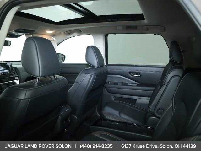 Used 2024 Nissan Pathfinder Platinum image 19