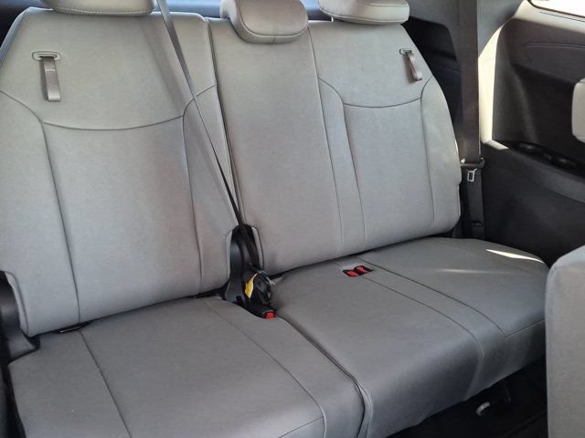 Used 2026 Toyota Sienna XLE FWD image 8
