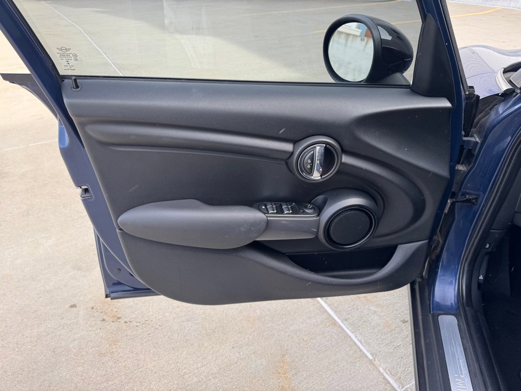 Used 2016 MINI Cooper 4-Door Hardtop image 8