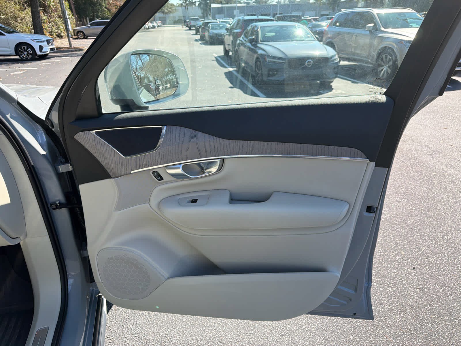 Certified 2024 Volvo XC90 T8 Plus w/ Protection Package Premier image 54