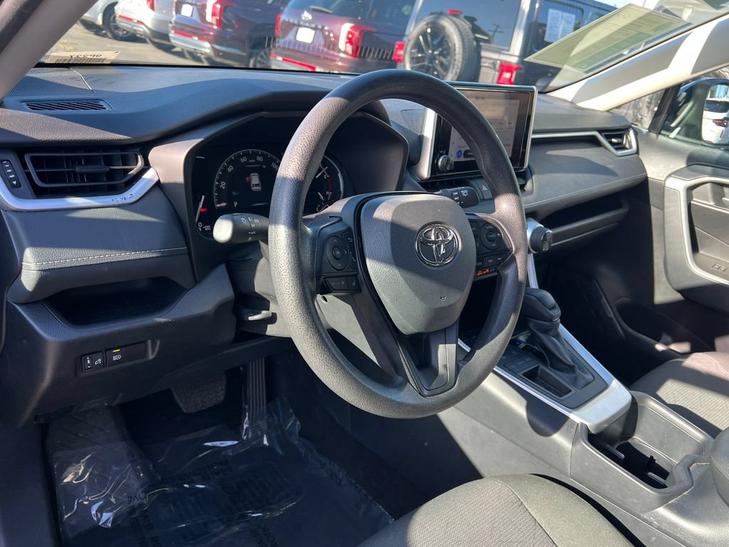 Used 2025 Toyota RAV4 XLE FWD image 23