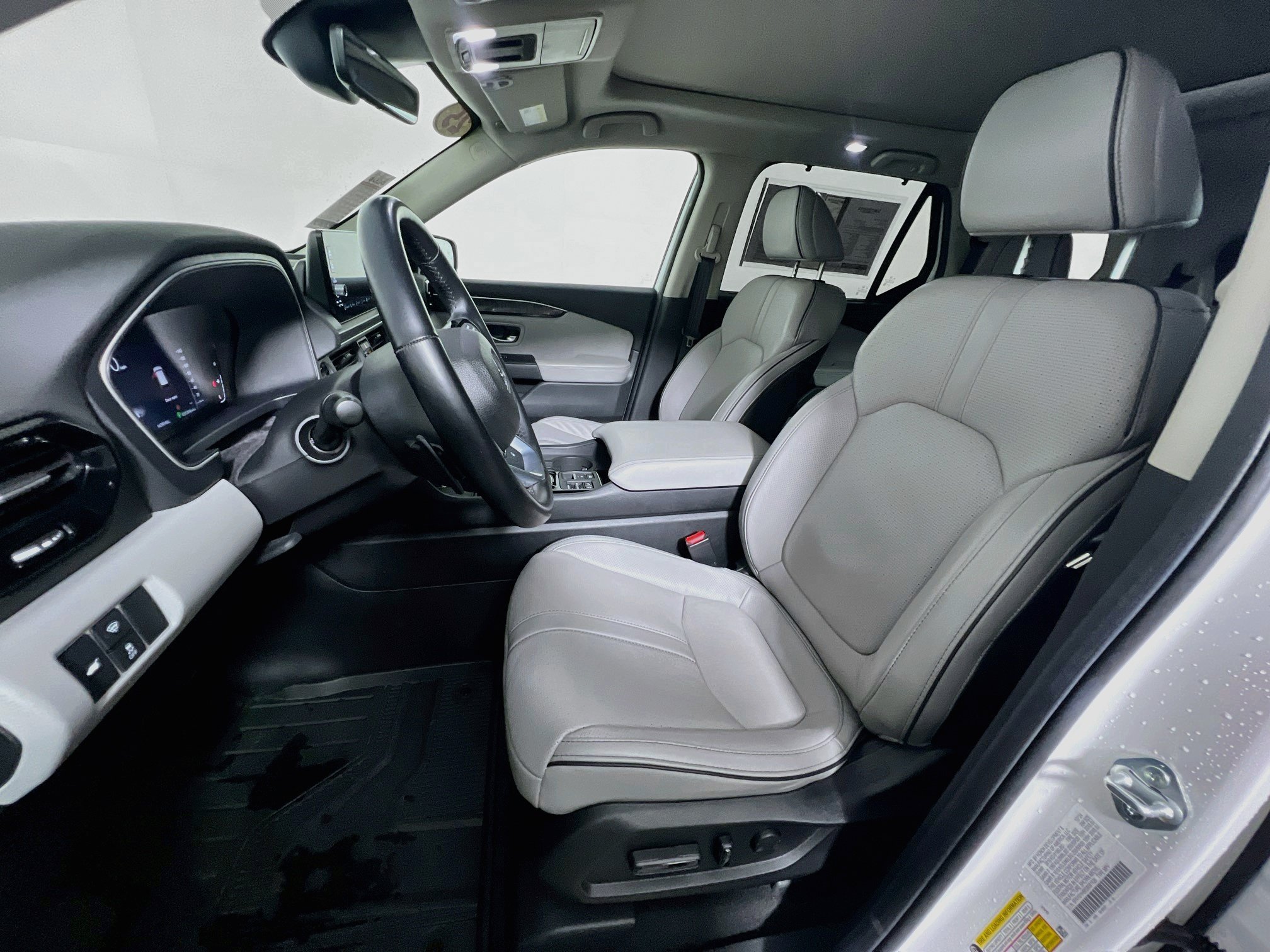 Used 2025 Honda Pilot Elite image 14