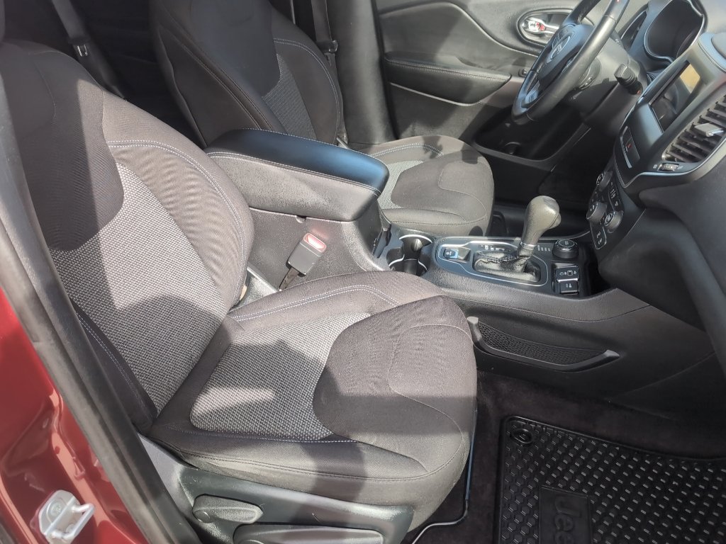 Used 2019 Jeep Cherokee Latitude w/ Cold Weather Group AWD/4WD image 20