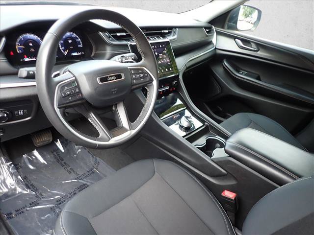 Used 2024 Jeep Grand Cherokee Laredo AWD/4WD image 10
