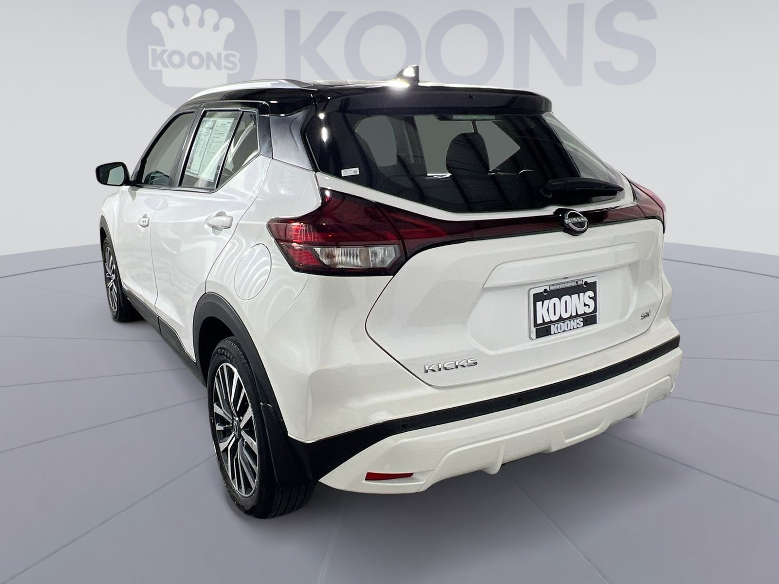 Used 2023 Nissan Kicks SV image 2