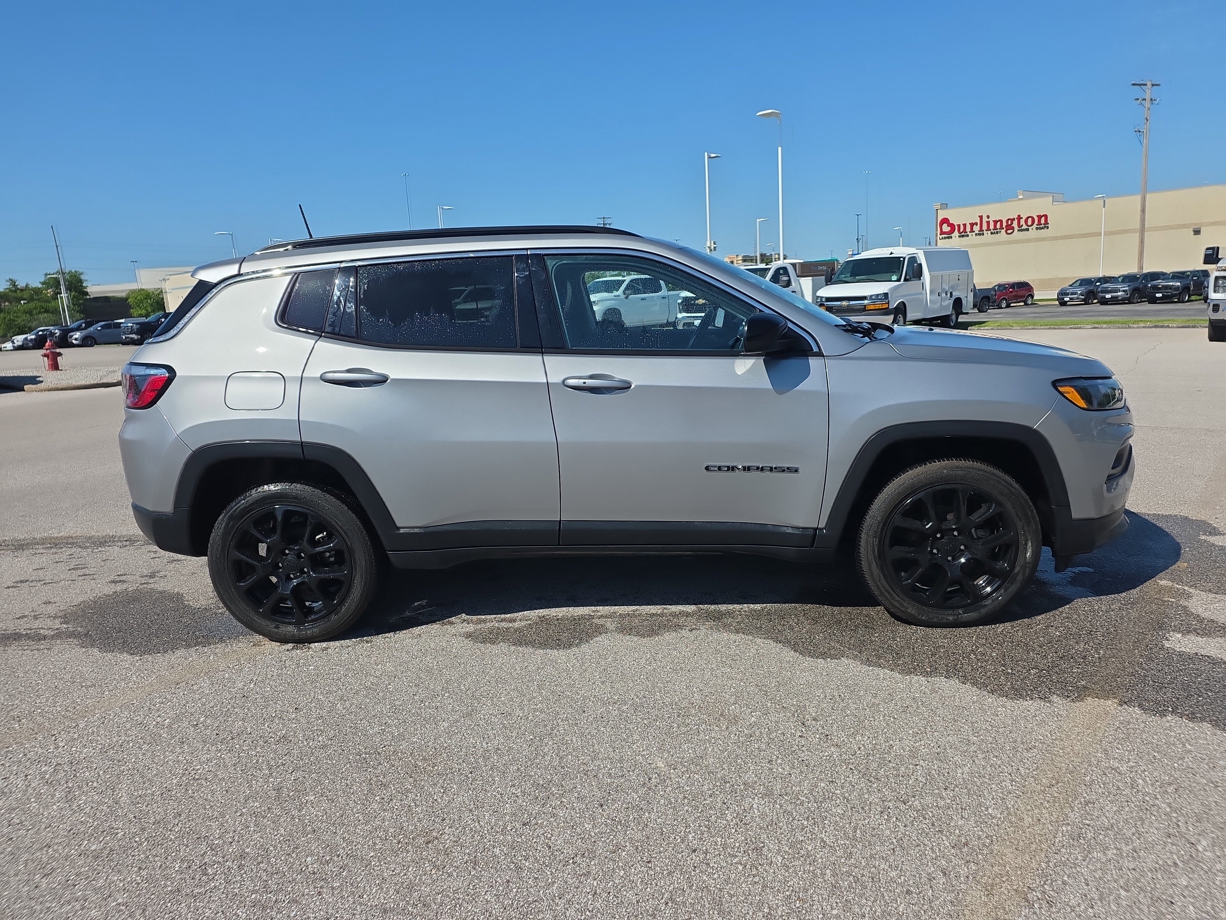 Used 2022 Jeep Compass Latitude AWD/4WD image 2