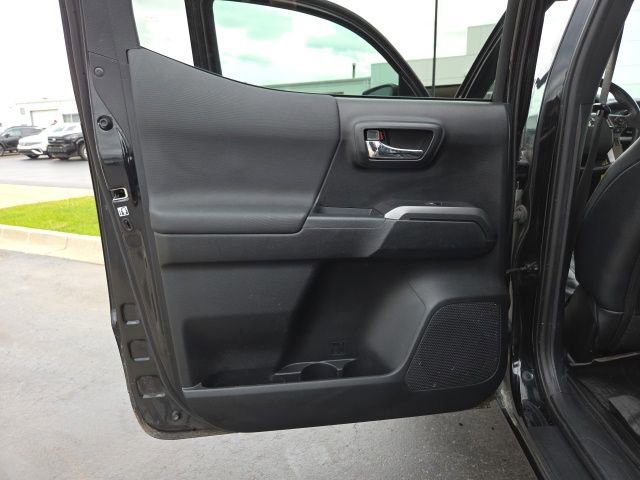 Used 2019 Toyota Tacoma TRD Sport w/ TRD Premium Sport Package AWD/4WD image 12