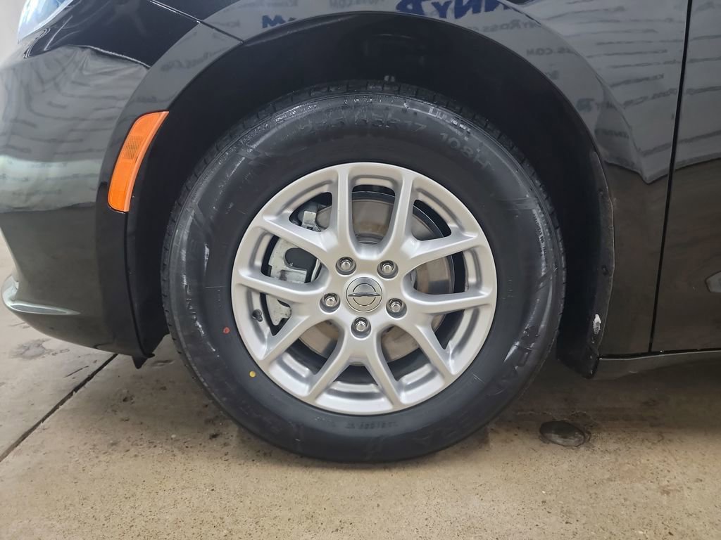 Used 2024 Chrysler Pacifica Touring-L image 16