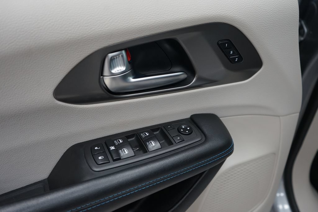 Used 2021 Chrysler Pacifica Touring-L w/ Uconnect Theater Family Group AWD/4WD image 26