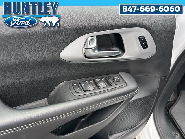 Used 2024 Chrysler Pacifica Select image 15