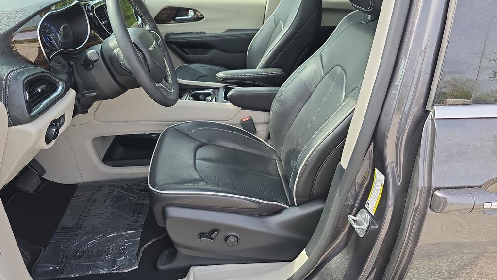 Used 2023 Chrysler Pacifica Limited image 14