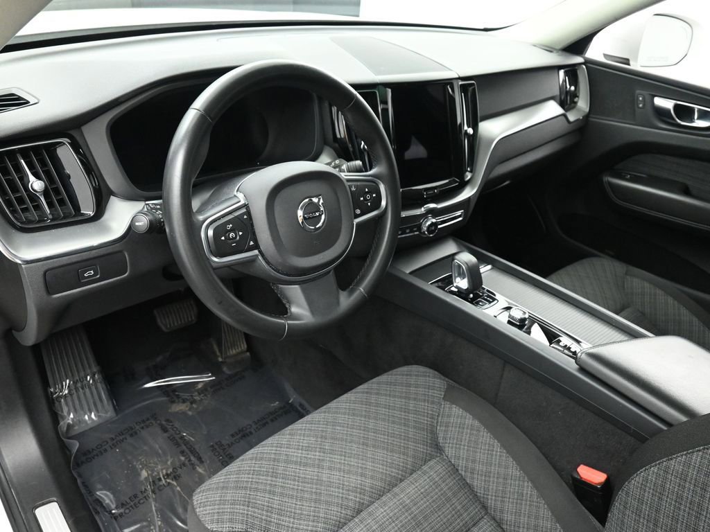 Used 2023 Volvo XC60 B5 Core image 11