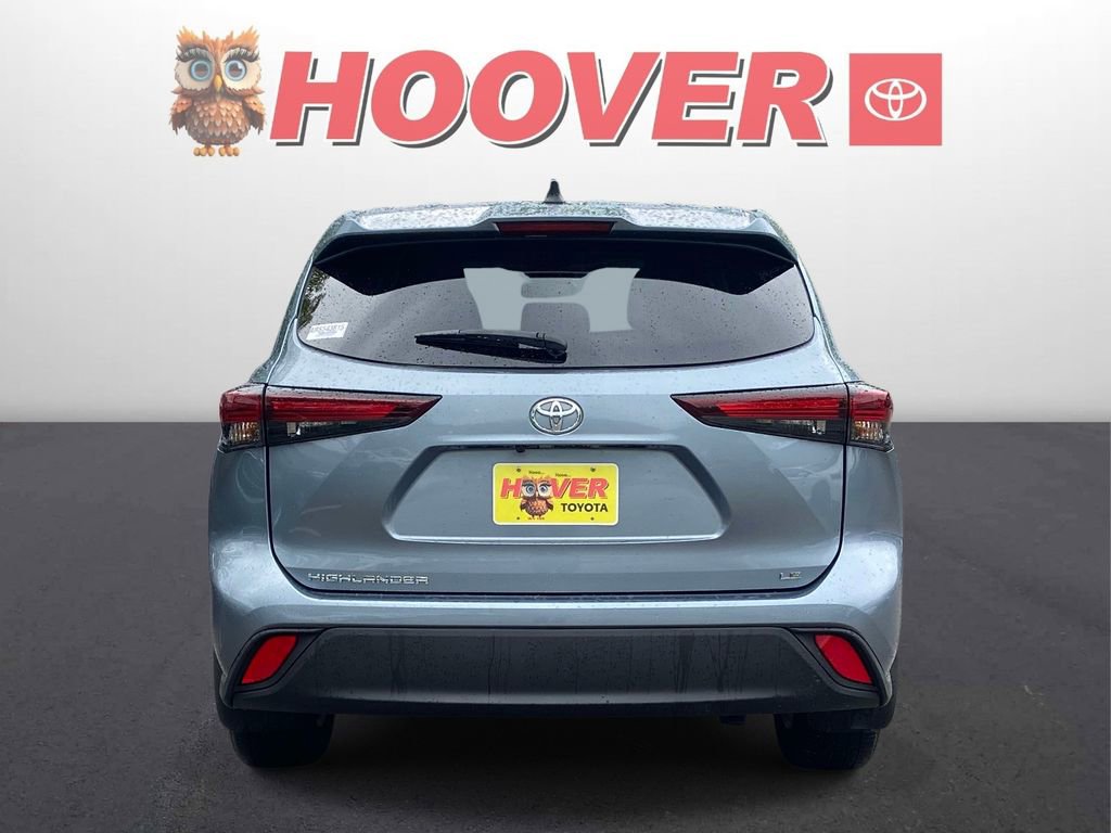Used 2024 Toyota Highlander LE FWD image 3