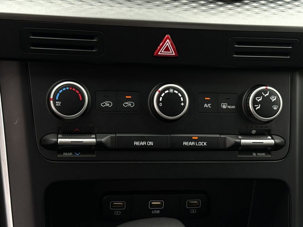 Used 2022 Kia Carnival LX image 20