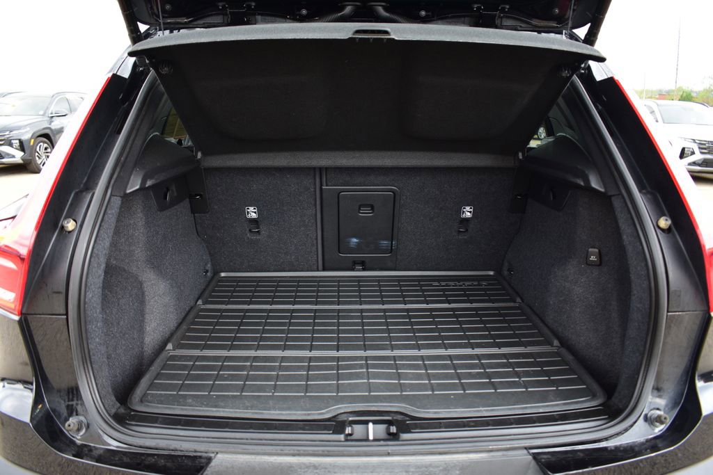 Used 2023 Volvo XC40 B5 Plus image 24