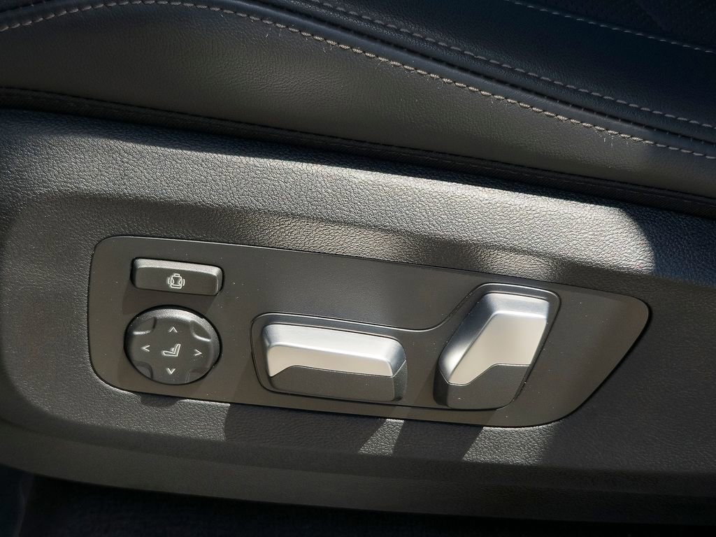 Used 2025 BMW X5 xDrive40i w/ M Sport Package AWD/4WD image 17