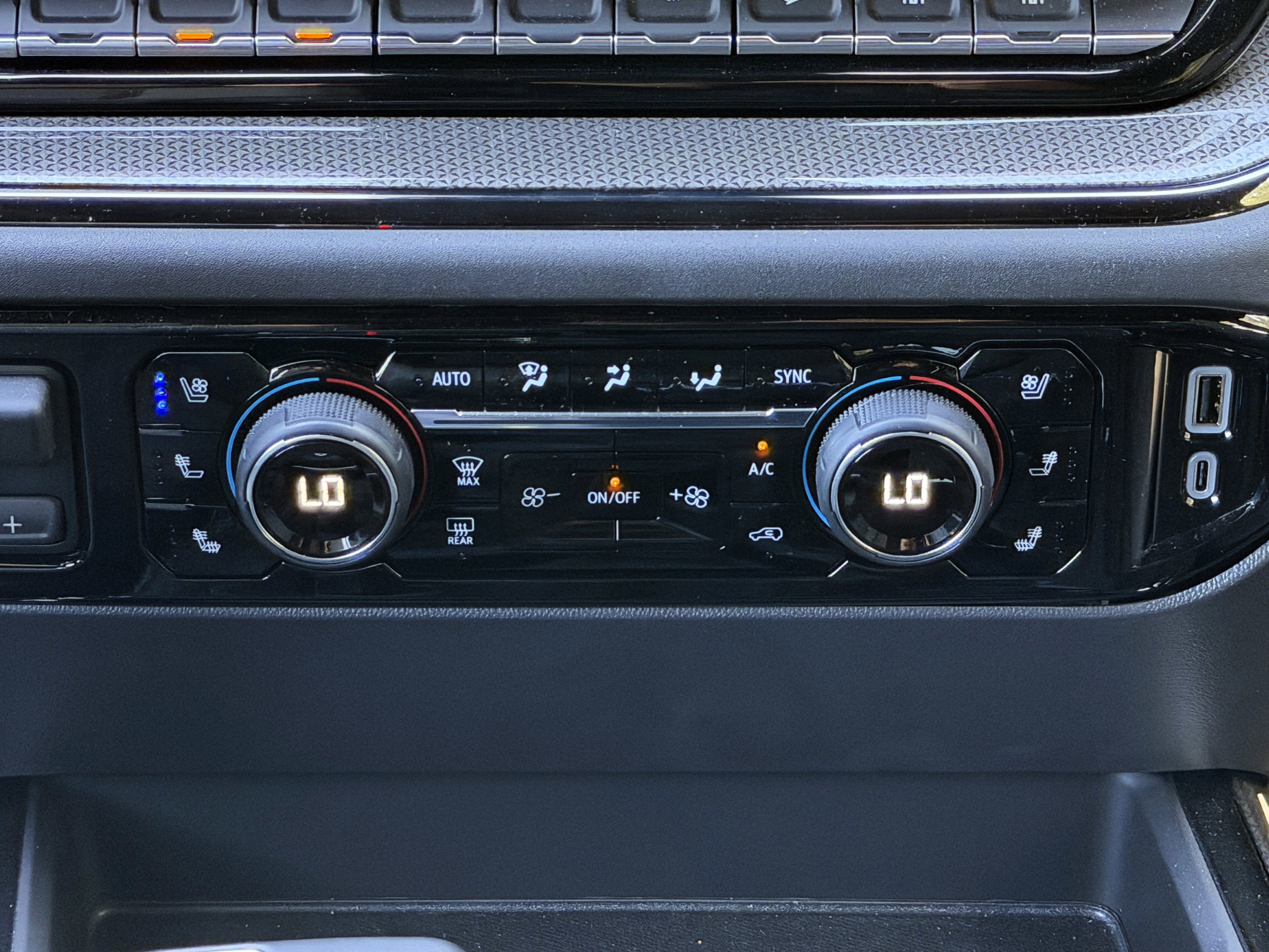 Used 2024 Chevrolet Silverado 1500 ZR2 w/ Technology Package image 10