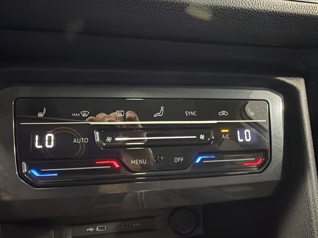 Used 2023 Volkswagen Tiguan SE w/ Panoramic Sunroof Package FWD image 21