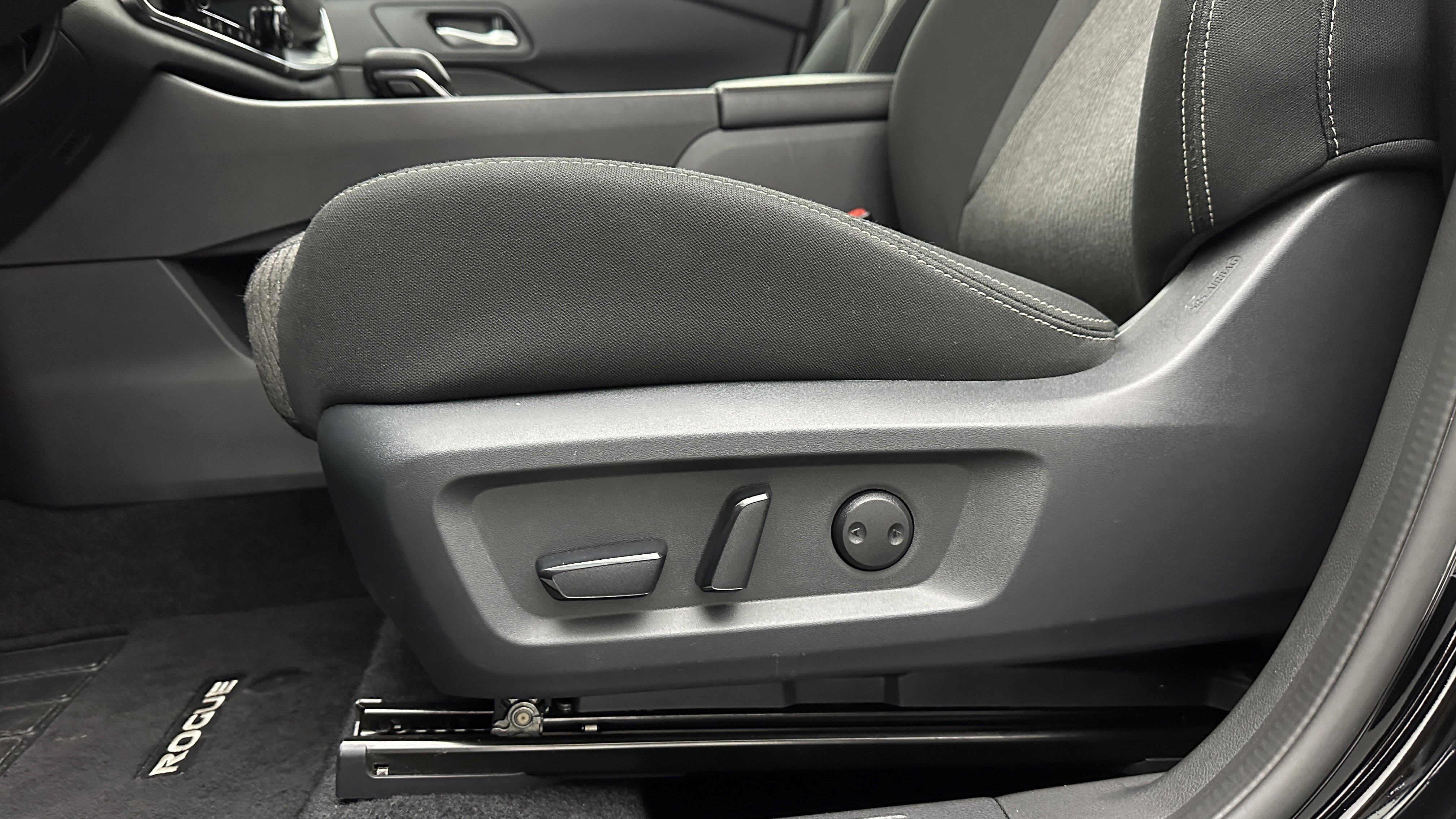 Used 2025 Nissan Rogue SV image 12