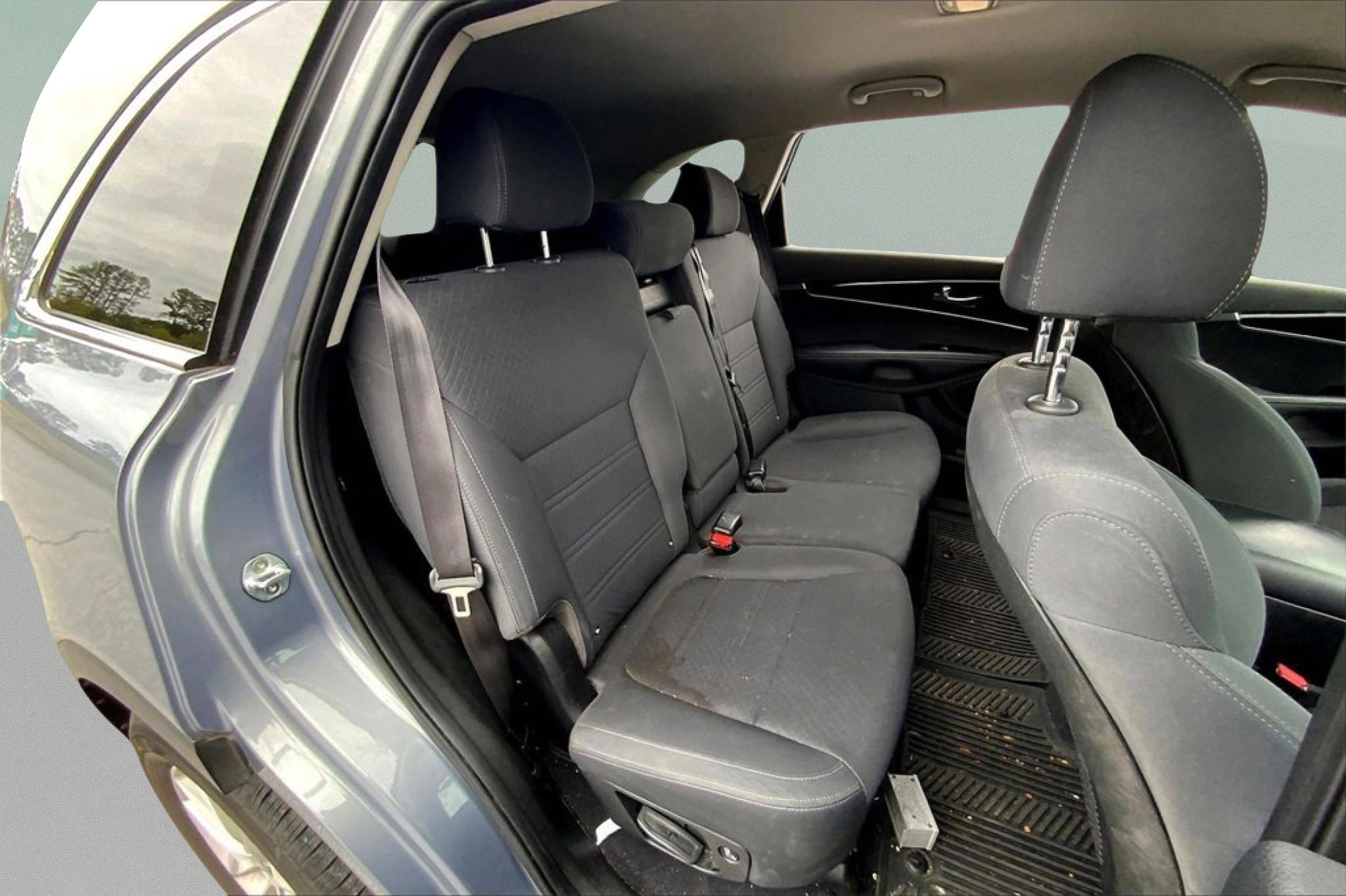 Used 2020 Kia Sorento LX image 28