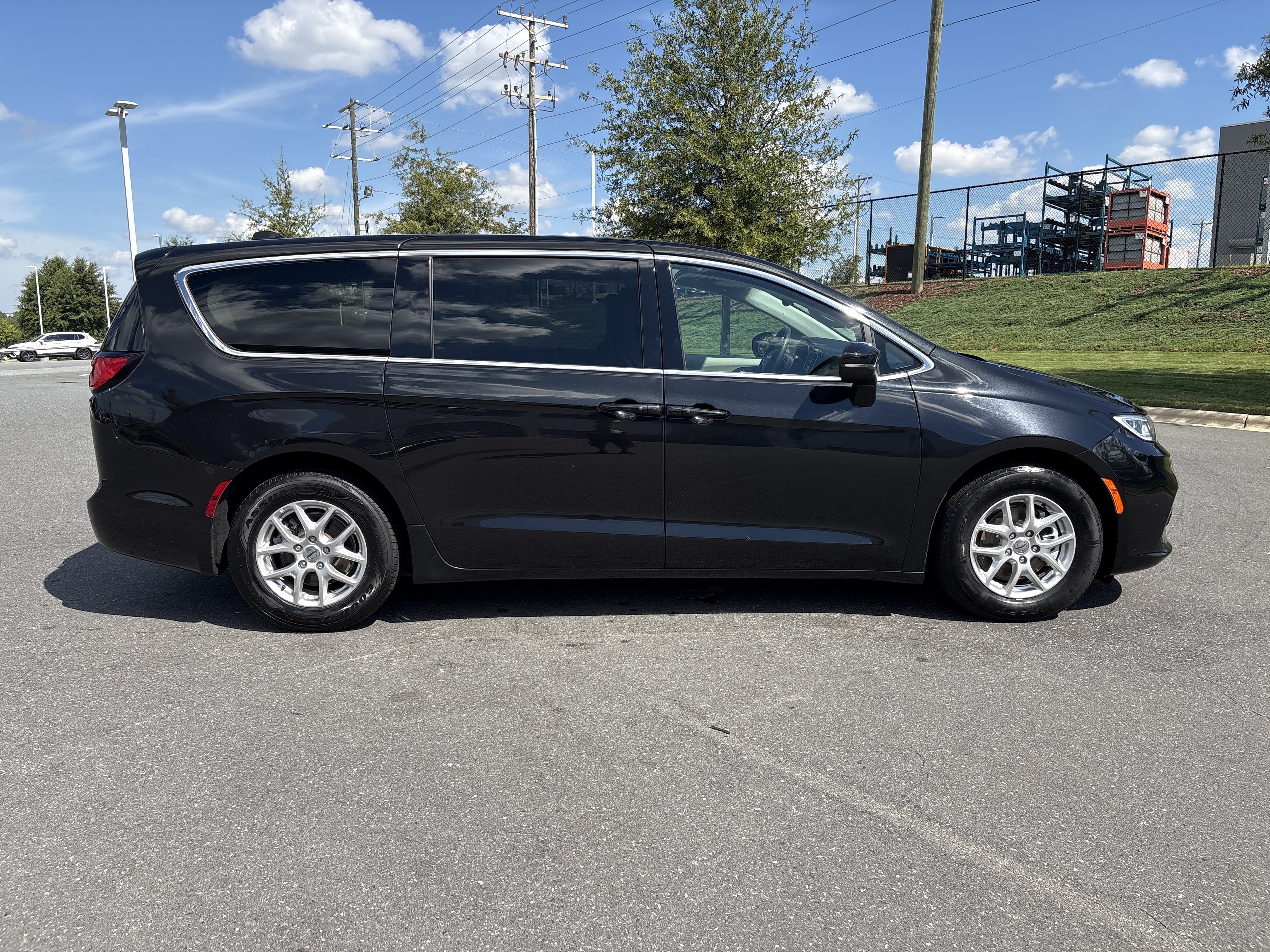 Used 2023 Chrysler Pacifica Touring-L FWD image 10