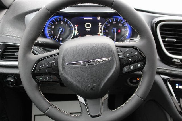 Used 2025 Chrysler Pacifica Limited image 14