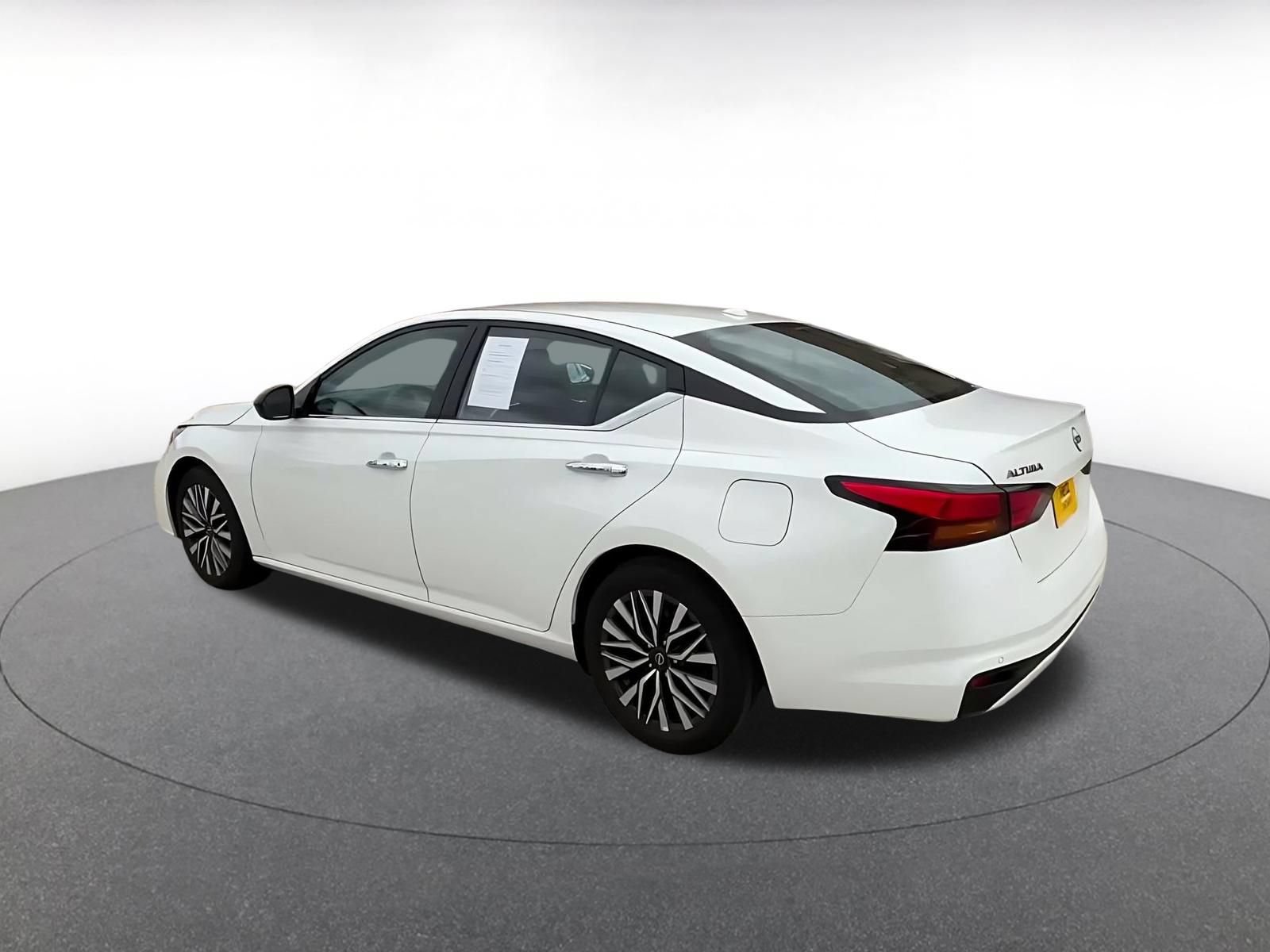 Used 2025 Nissan Altima 2.5 SV FWD image 8