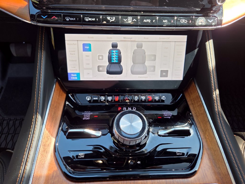 Used 2023 Jeep Grand Wagoneer Series III AWD/4WD image 29