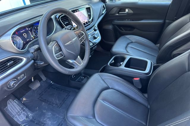 Used 2025 Chrysler Pacifica Select image 10