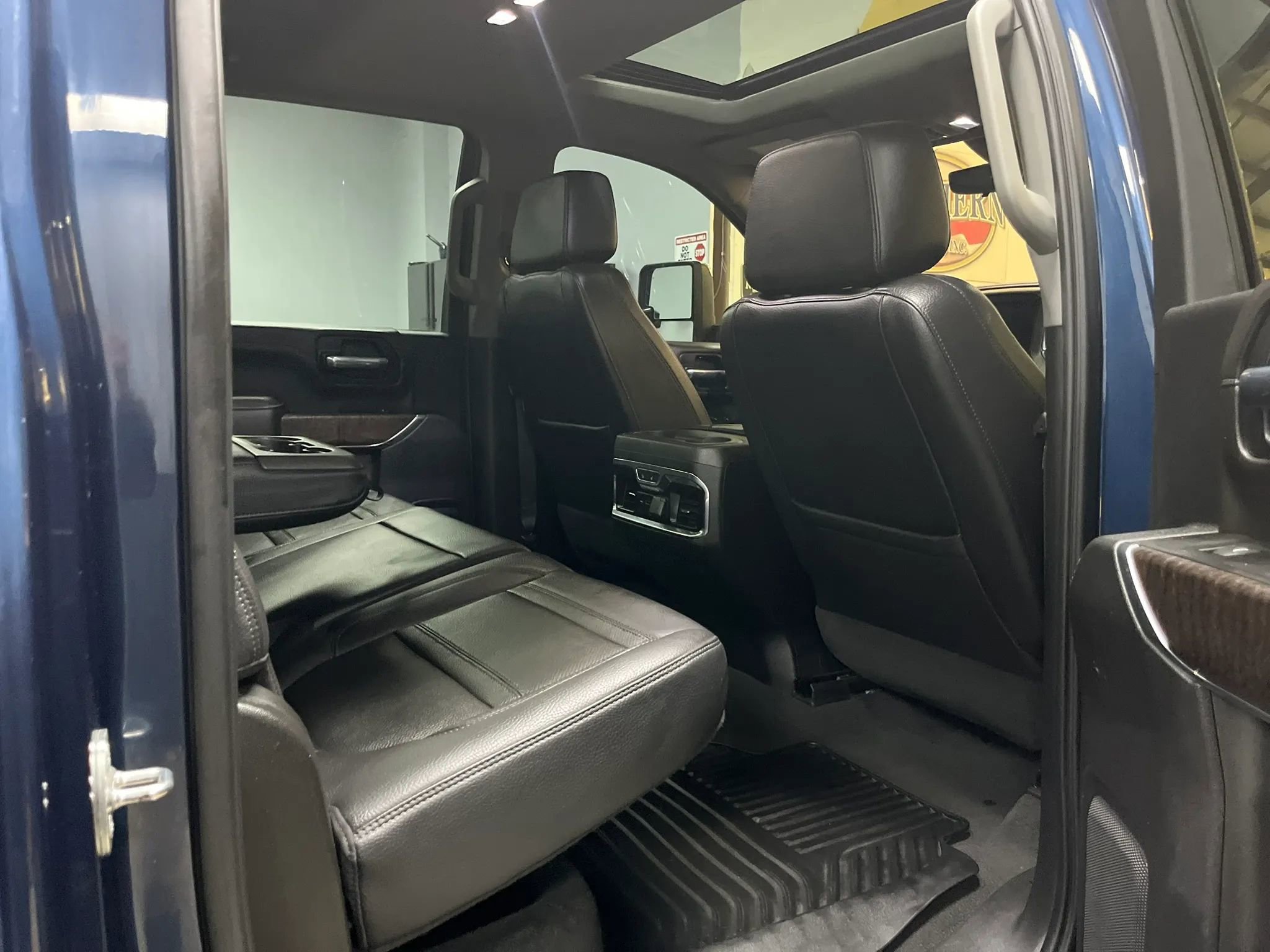 Used 2023 GMC Sierra 3500 Denali w/ Denali Ultimate Package AWD/4WD image 26