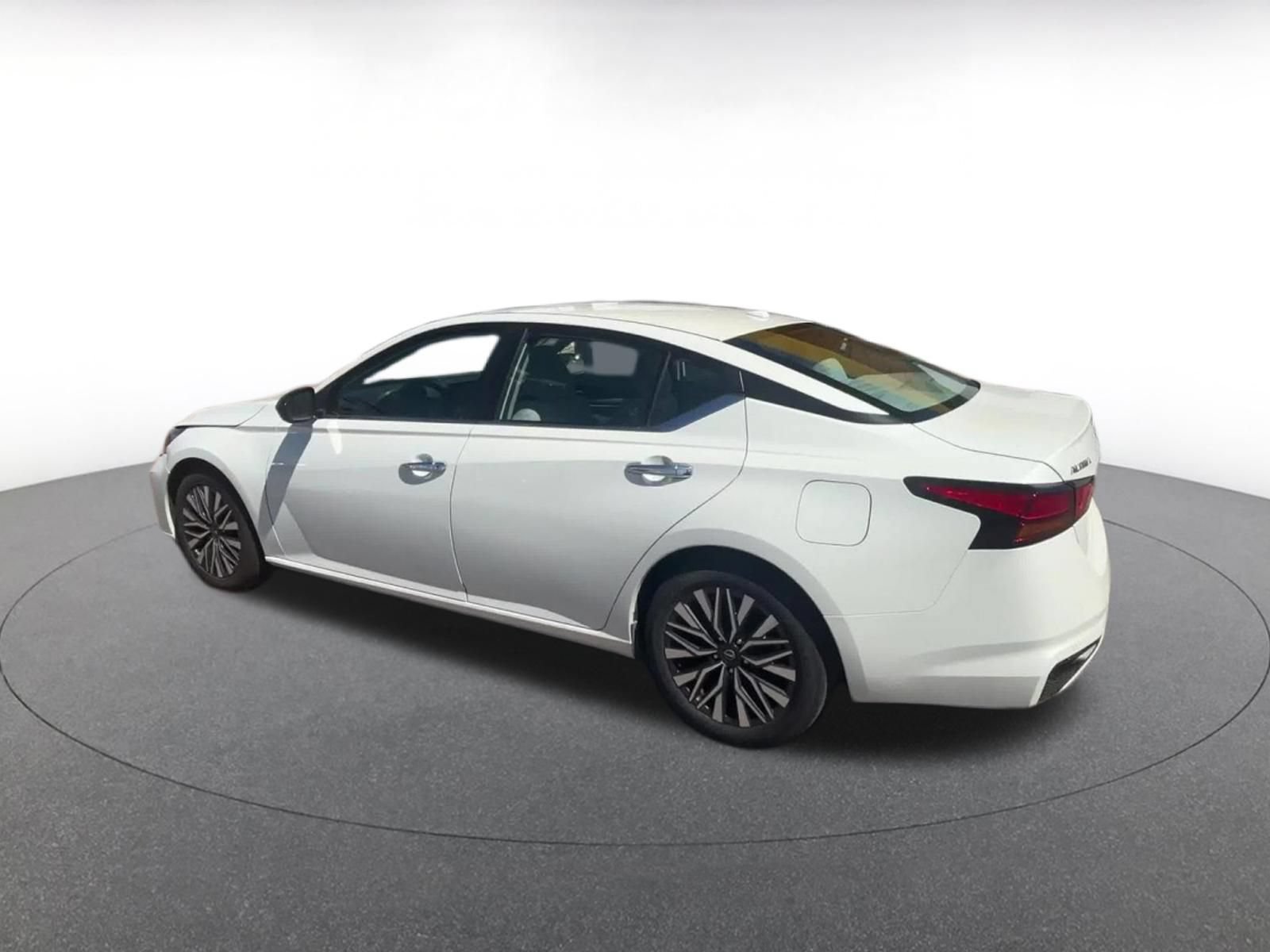 Used 2025 Nissan Altima 2.5 SV FWD image 10