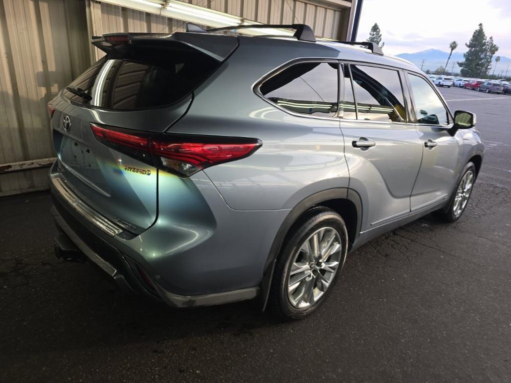 Used 2022 Toyota Highlander Limited image 2