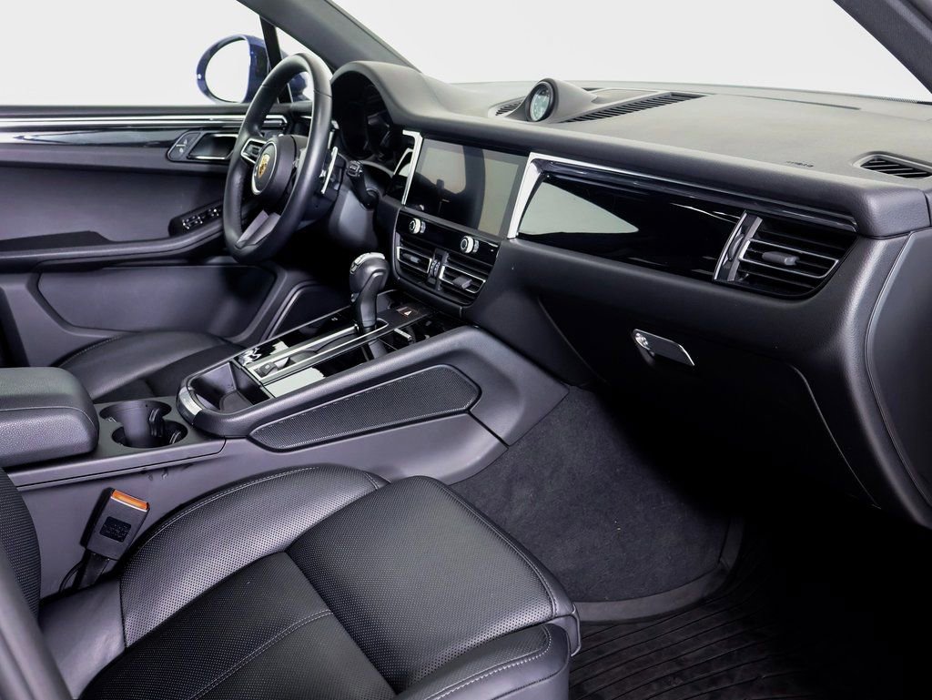 Used 2025 Porsche Macan image 7