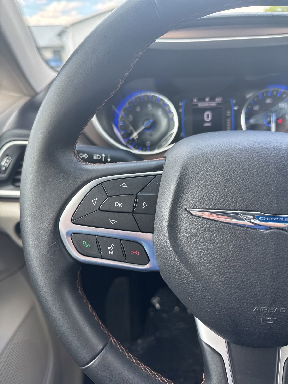 Used 2017 Chrysler Pacifica Touring-L FWD image 15