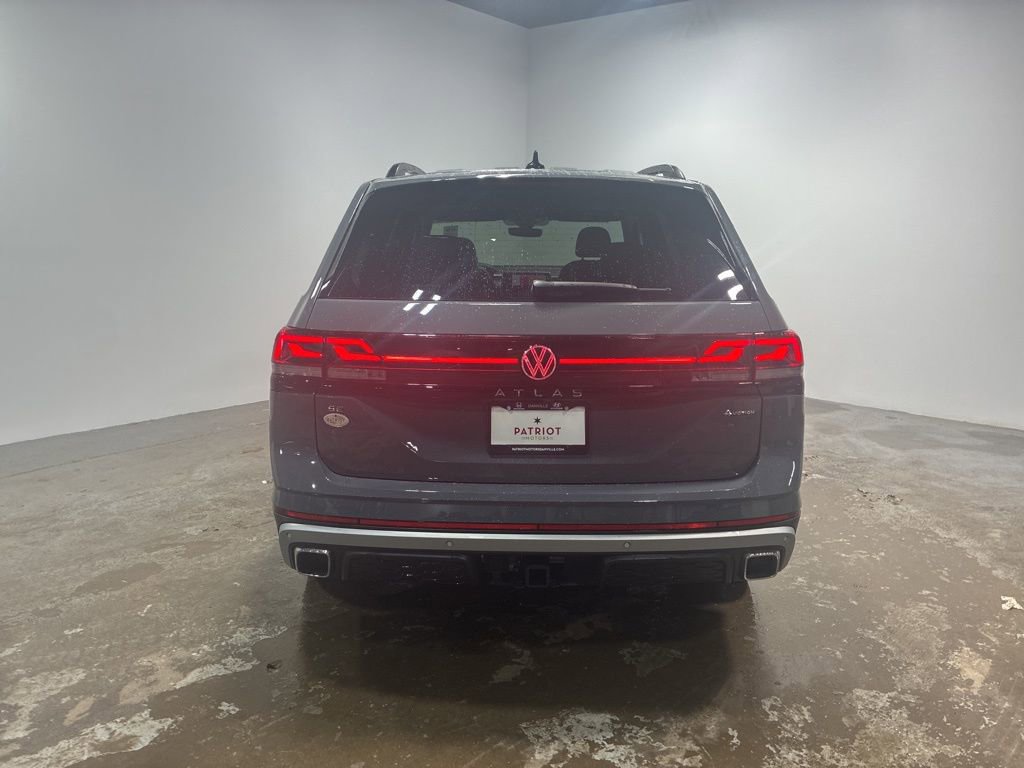 Used 2025 Volkswagen Atlas Peak Edition SE image 3