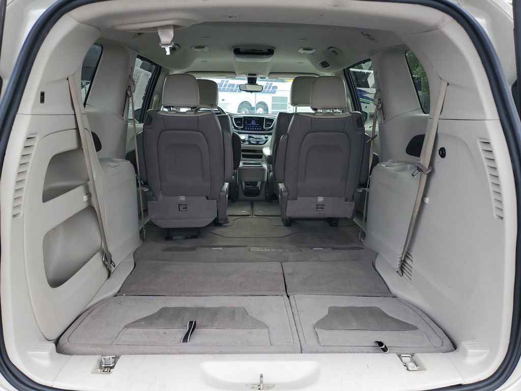 Used 2017 Chrysler Pacifica Touring-L w/ Tire & Wheel Group image 31