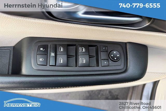 Used 2023 Chrysler Pacifica Touring-L image 12