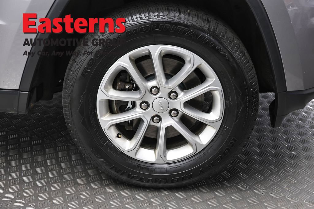 Used 2021 Jeep Grand Cherokee Laredo AWD/4WD image 29