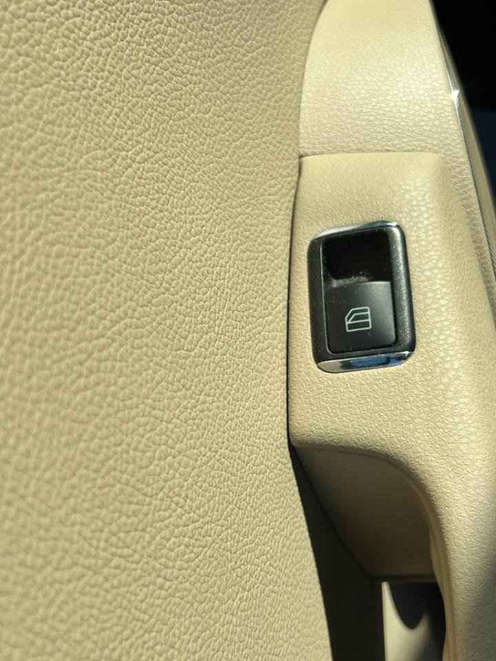 Used 2010 Mercedes-Benz C 300 Sedan image 22