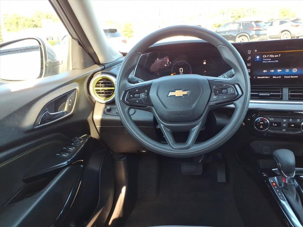 Used 2025 Chevrolet Trax LT FWD image 22