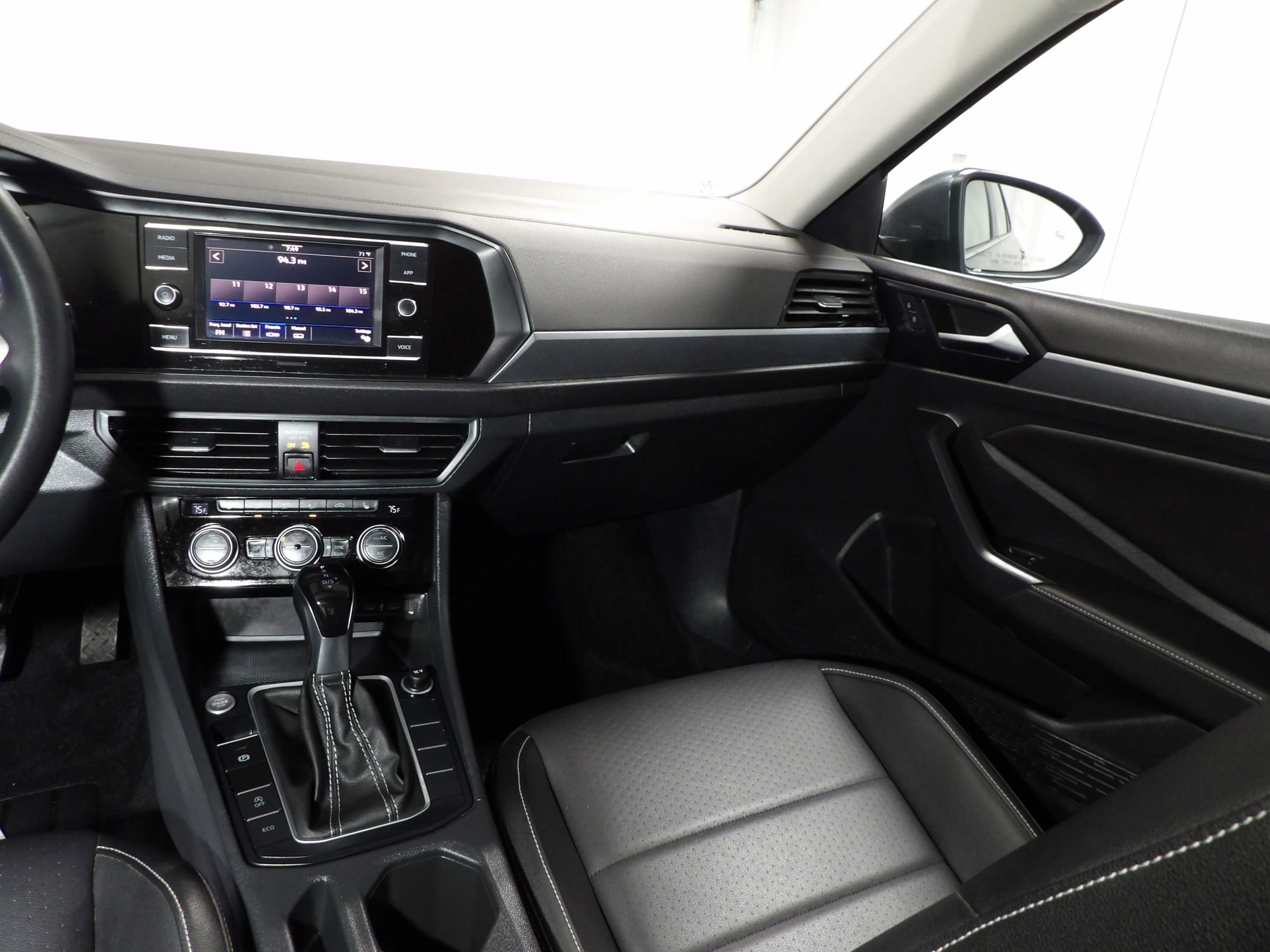 Used 2024 Volkswagen Jetta SE FWD image 12