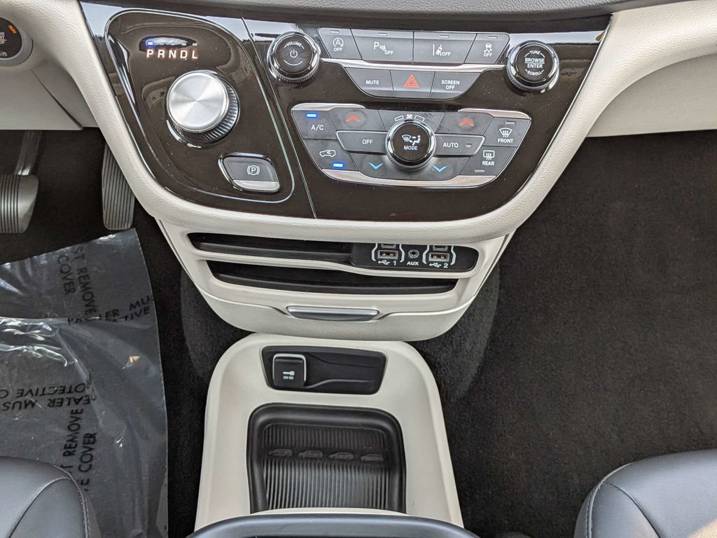 Used 2024 Chrysler Pacifica Touring-L FWD image 19