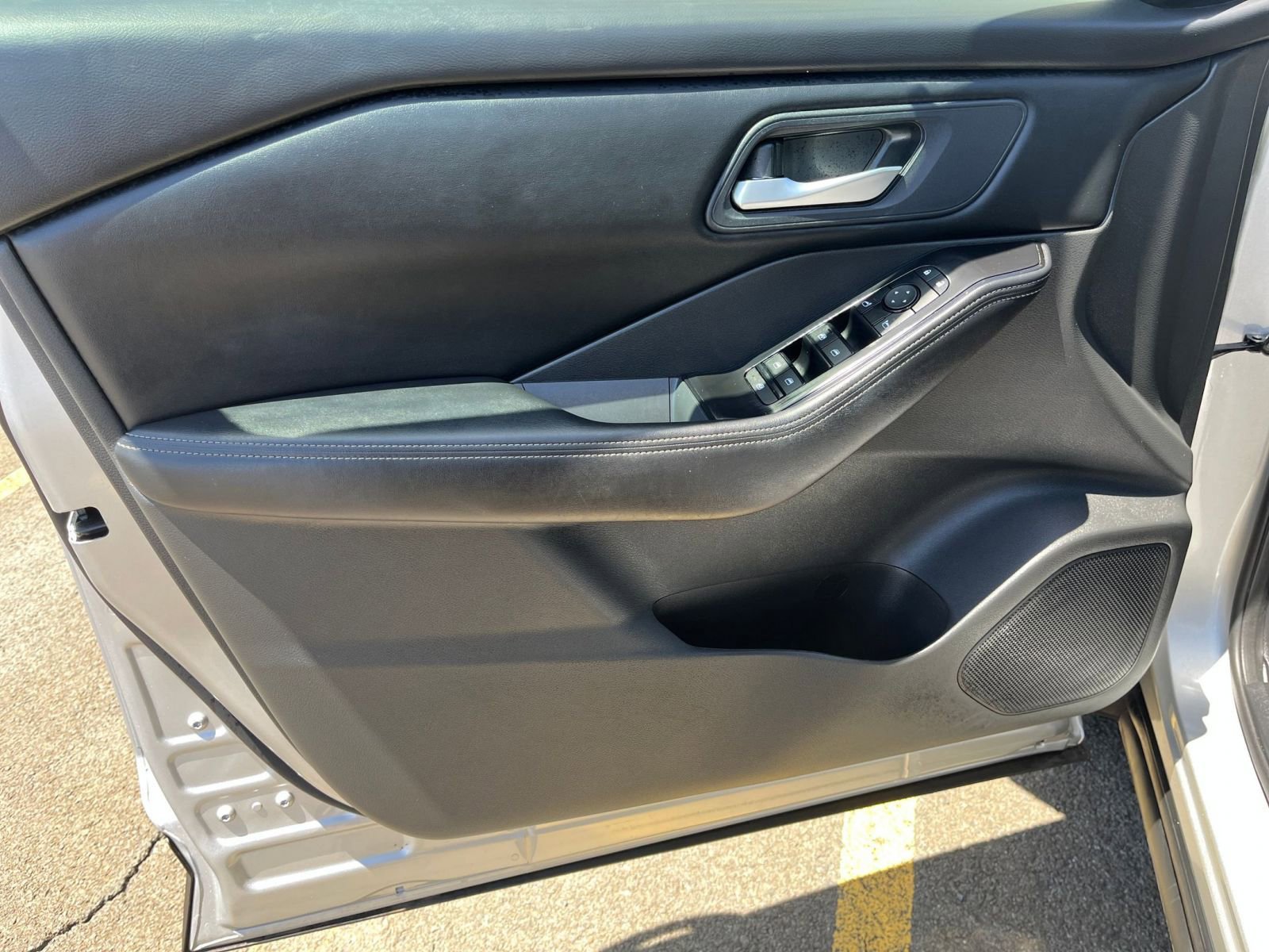 Used 2025 Nissan Rogue SV image 18